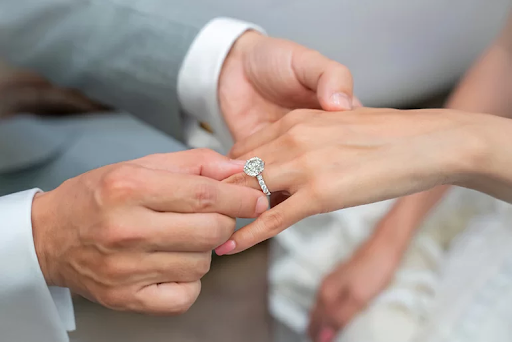 Nhẫn đính đá pha lê - bộ sưu tập nhẫn cầu hôn dưới 2 triệu