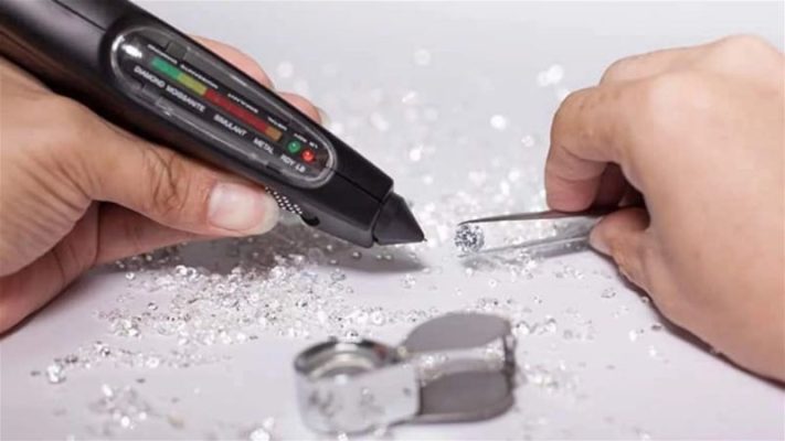Hướng dẫn cách kiểm tra kim cương thật giả bằng máy chuyên dụng