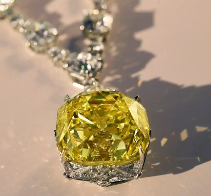 Charm kim cương trên chất liệu vàng trắng giúp người mệnh Kim tỏa sáng.